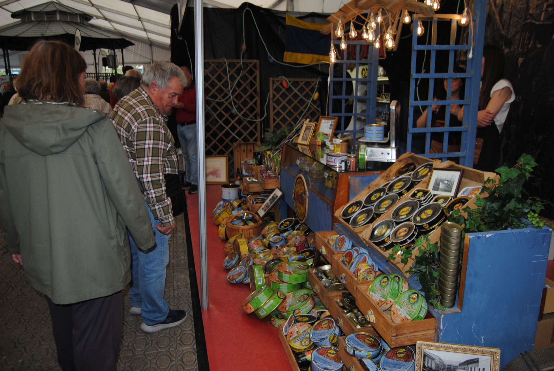 El estand de Hoya exhibe un gran número de latas que llaman la atención. 