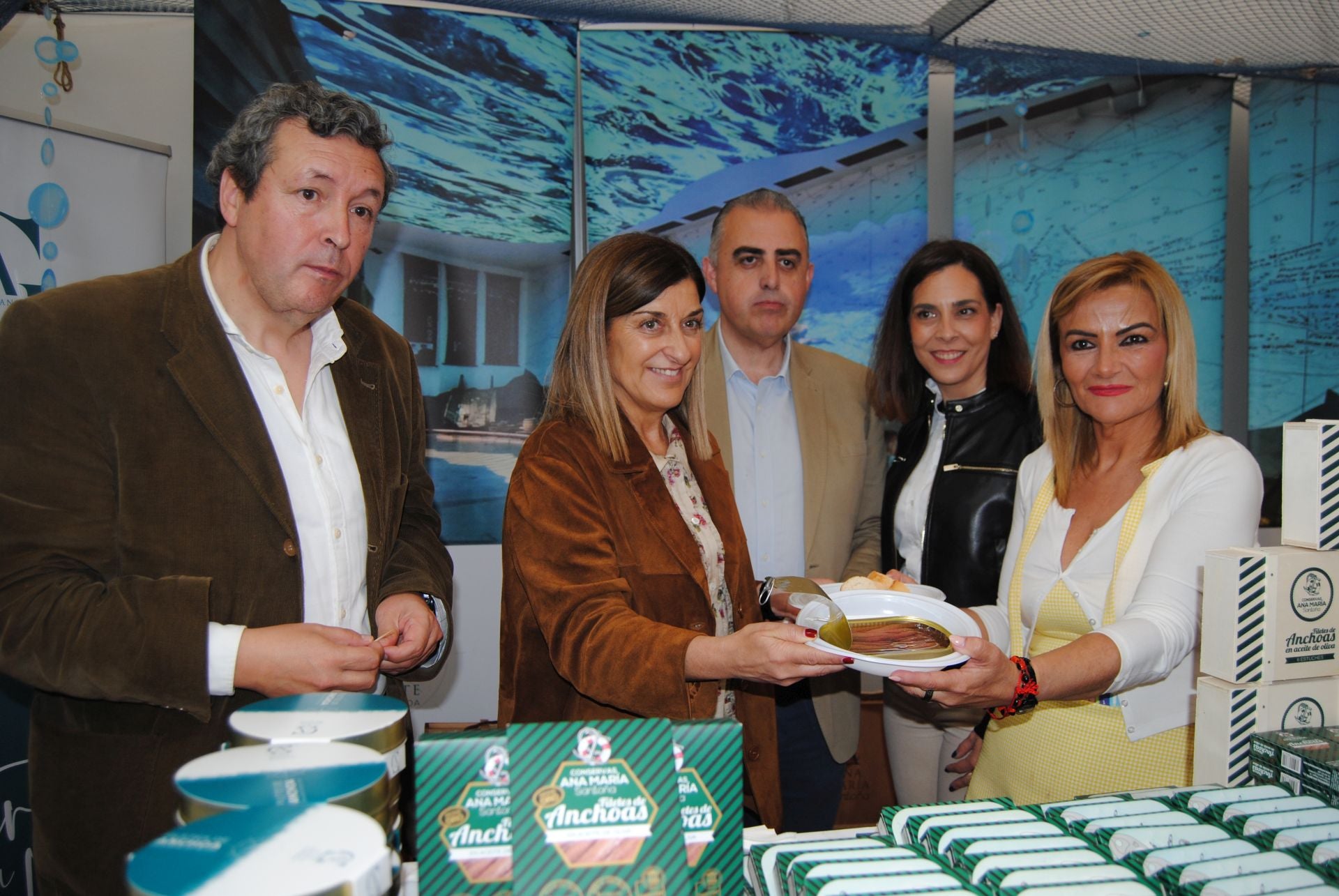 Iñigo Fernández, María José Saénz de Buruaga, Roberto Media, María Saiz Villar y Ana María Fernández, en el expositor de Conservas Ana María. 