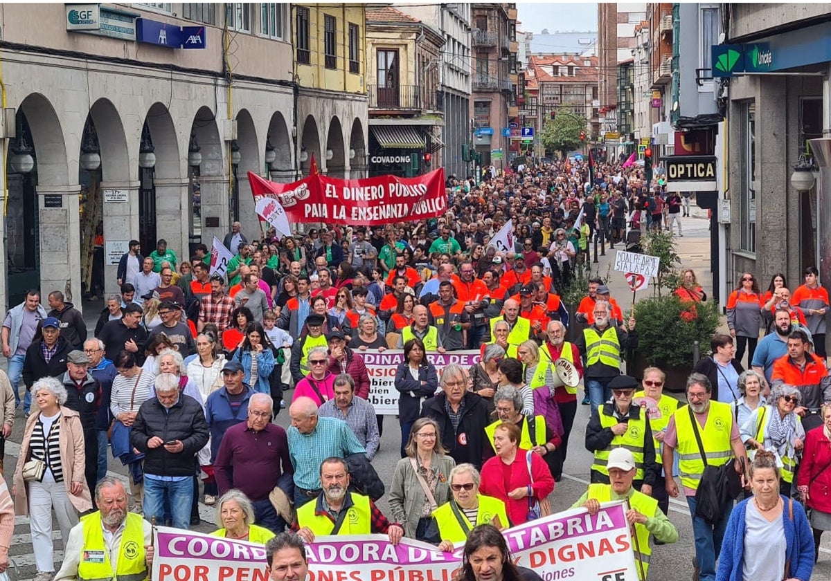 Cientos de manifestantes llegan a la Plaza Mayor, al final de la marcha, este jueves, en Torrelavega.