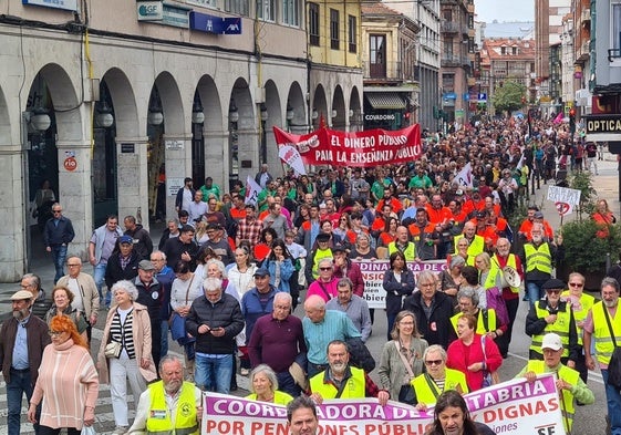 Cientos de manifestantes llegan a la Plaza Mayor, al final de la marcha, este jueves, en Torrelavega.