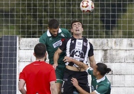 Edu Fontán, del Escobedo, salta para hacerse con el balón.
