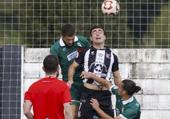 Edu Fontán, del Escobedo, salta para hacerse con el balón.