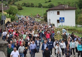 A lo largo de los casi treinta kilómetros de trayecto, la comitiva se va turnando para portar a la patrona.