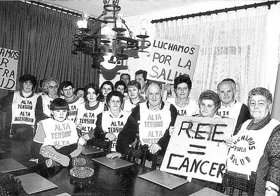 Protesta de los afectados por la línea en el ayuntamiento de Cabezón de la Sal.