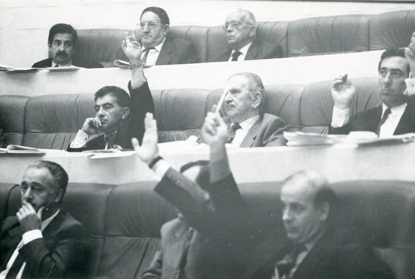 Revilla en su escaño de diputado en 1990 junto a otros regionalistas como Manuel Rotella y Eduardo Obregón