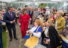 La presidenta del Gobierno saluda al público asistente acompañada del alcalde de Camargo