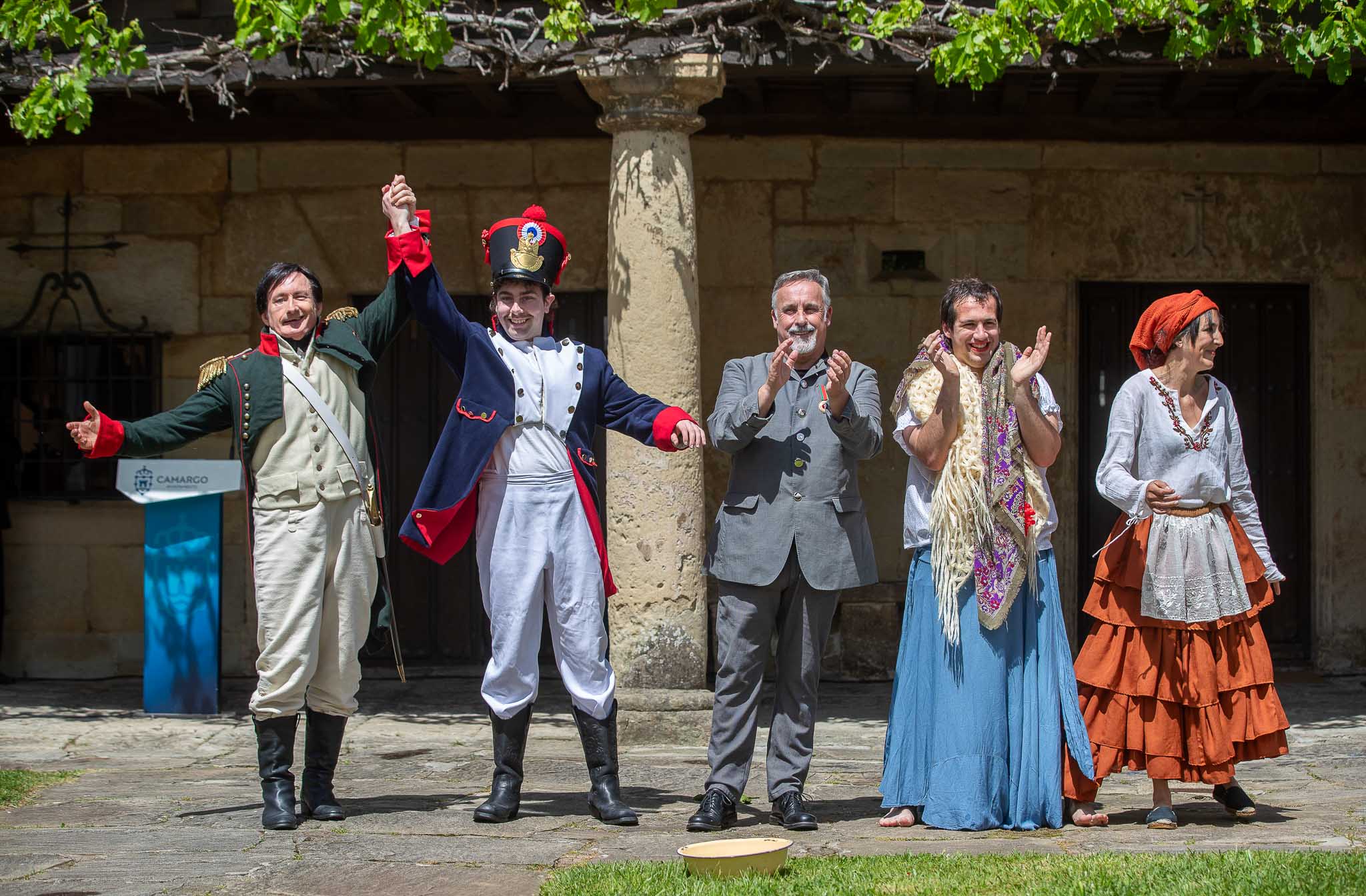 Actores que componen la escuela de teatro de Medio Cudeyo  tras la representación teatral que llevaron a cabo en el exterior del museo.