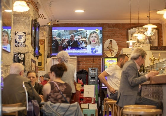 La televisión con contenido informativo, de fondo, en la cafetería Luzmela.