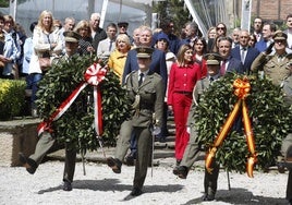 El descendiente Pedro Velarde González-Torre, la presidenta del Gobierno y el alcalde realizan la ofrenda floral tras el acto institucional.