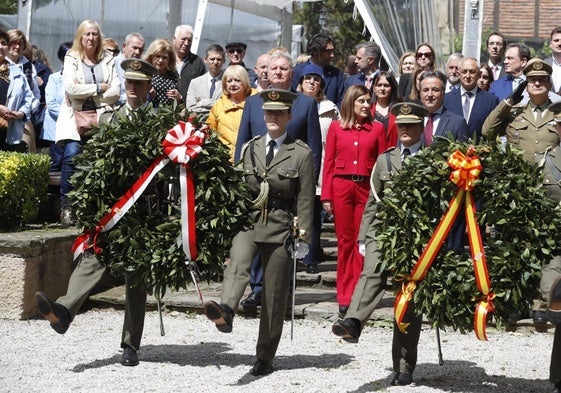 El descendiente Pedro Velarde González-Torre, la presidenta del Gobierno y el alcalde realizan la ofrenda floral tras el acto institucional.