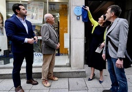Fran Arias, Juan Peña, Gema Igual y Manuel González Zarzuelo descubrieron la placa que recuerda al periodista.