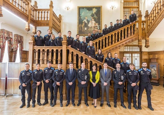 Los nuevos agentes de la Policía Local de Santander, este miércoles, durante el acto de bienvenida que ha tenido lugar en el Palacio de la Magdalena, presidido por la alcaldesa, Gema Igual.