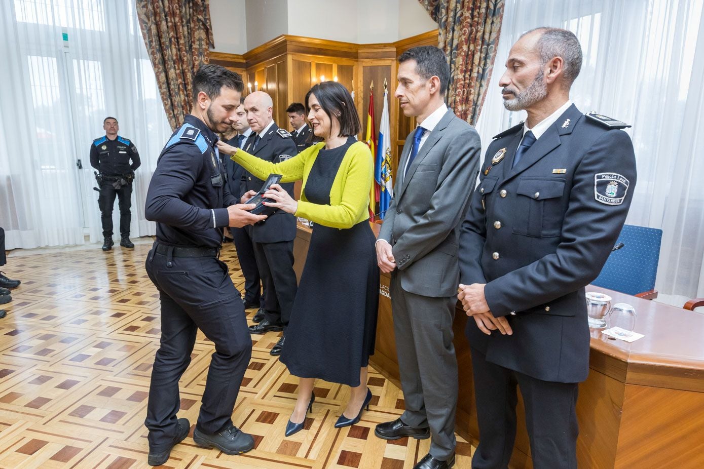 Tras la entrega de la placa y el arma, los agentes se hicieron una foto de familia y disfrutaron de un desayuno junto a sus allegados. 