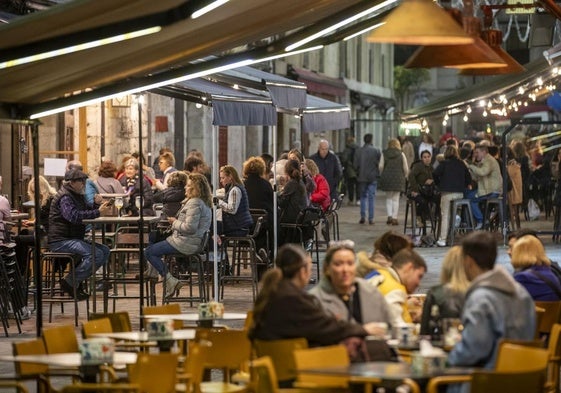 Terrazas en la calle del Medio, una de las más señaladas por los vecinos por la dificultad para sortear mesas y sillas.