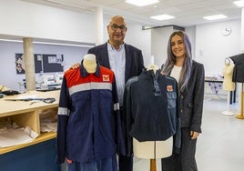 Óscar Premsanes, de Birla Carbon,junto a la diseñadora Andrea Cereceda con los uniformes que se reutilizan.