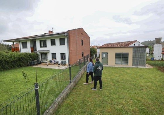 En Novales. Paula Sánchez y Ángel López, en el jardín de su casa. A la derecha, la caseta que aloja la tecnología del proyecto.