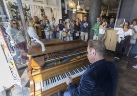 La ruta comenzó en Milart Santander con una actuación del pianista Álvaro de la Piedra.