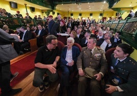 Los actores Àngel Llàcer y Guillermo Montesinos junto al director de la Residencia Militar de Santoña, Juan Castroviejo y la teniente coronel de la Guardia Civil de Cantabria, la santoñesa Pilar Villasante.