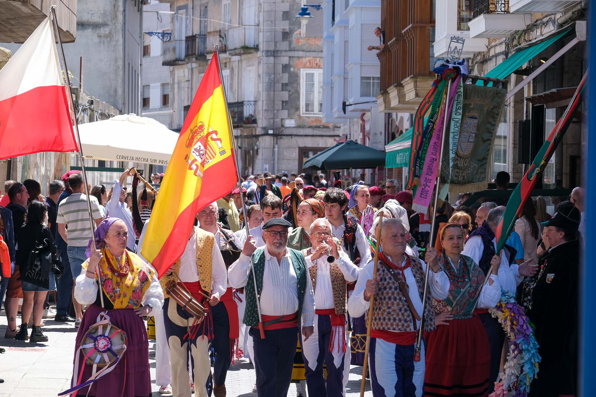 Las gaitas, los pitos y las panderetas han ambientado el pasacalles. 