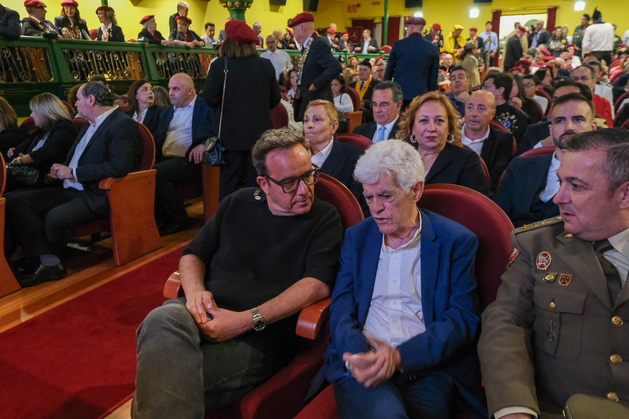 Las nuevo cofrades de honor en las butacas del Teatro Liceo antes de ser distinguidos. 