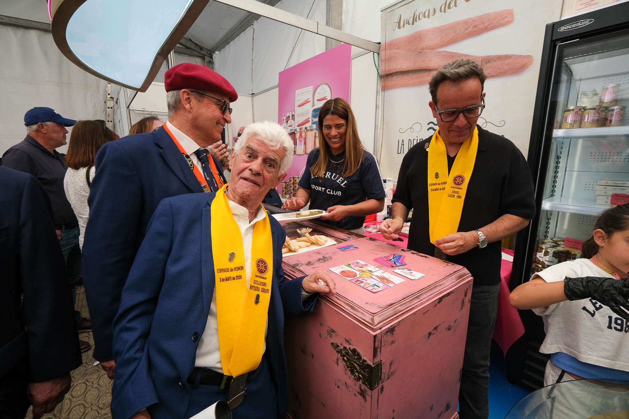 Los actores visitaron la conserveras de la feria. 