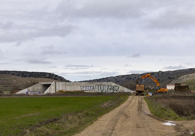 Autovía Aguilar-Burgos. Una única pala retroexcavadora y un camión trabajan sobre el terreno en uno de los tramos de la nueva carretera, que apenas avanza