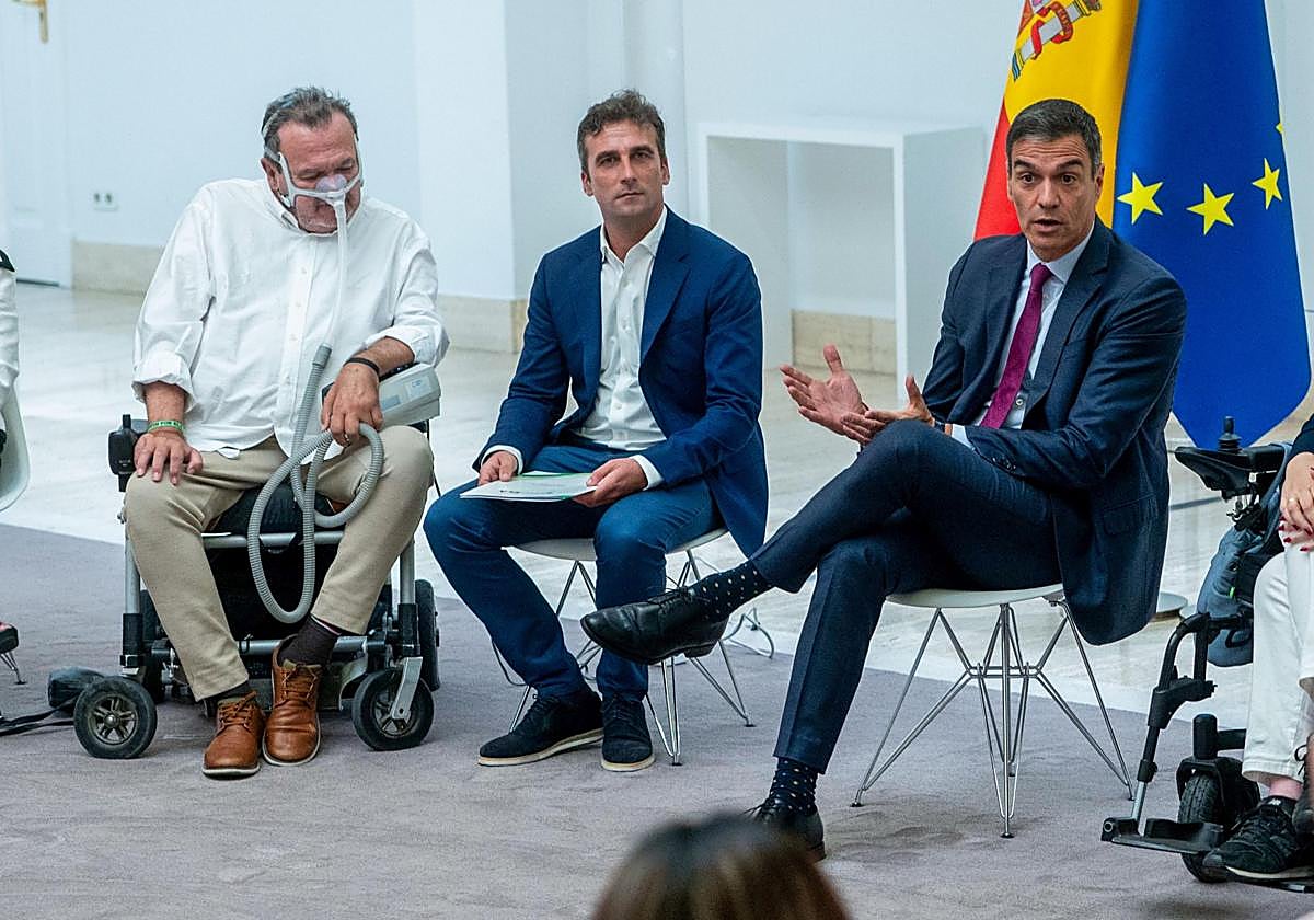 Fernando Martín, junto a Pedro Sánchez y el paciente Ildefonso Oliveras, en octubre.