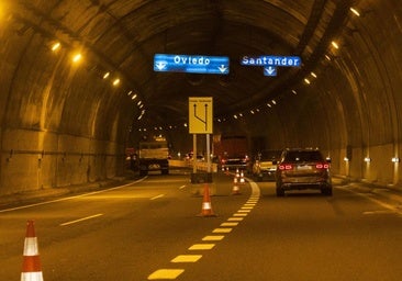 Nudo de Torrelavega. Trabajos en el interior de uno de los túneles de la autovía de La Meseta (A-67) a su paso por el nudo de Torrelavega, donde las obras deberían estar concluidas este mismo verano.