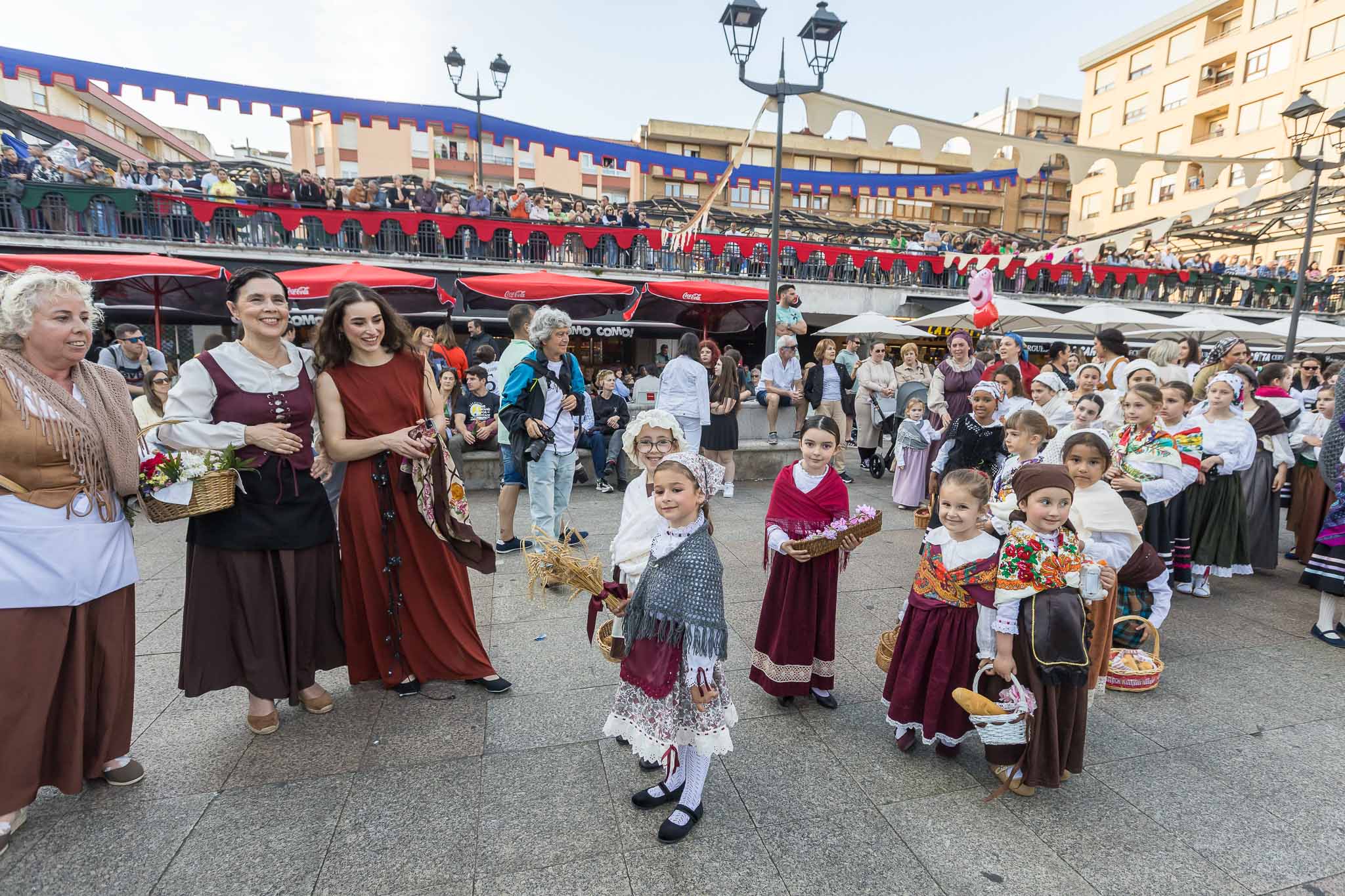 Figurantes jóvenes e infantiles de la fiesta de recreación histórica ataviados con el traje popular del 2 de Mayo.