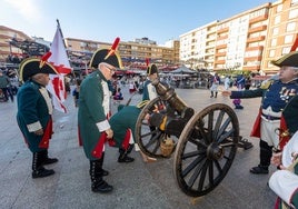 Un momento del gran desfile de la guerra de la libertad por las calles de Camargo con soldados del bando español manipulando un cañón.