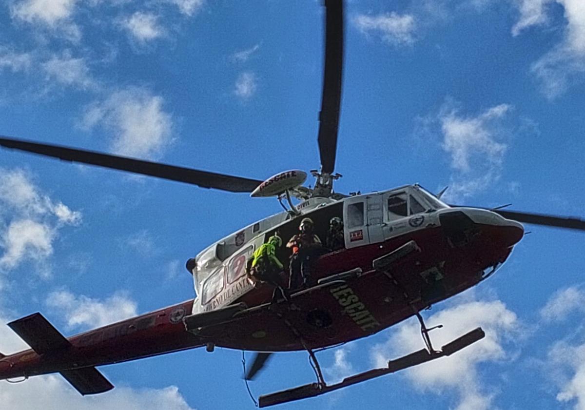 Imagen principal - Rescatado un espeleólogo de 60 años en una cueva de Arredondo