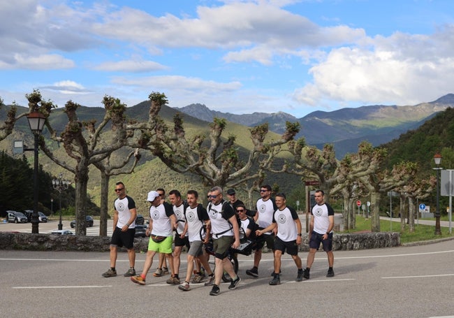 El grupo de amigos a su llegada al monasterio de Santo Toribio.