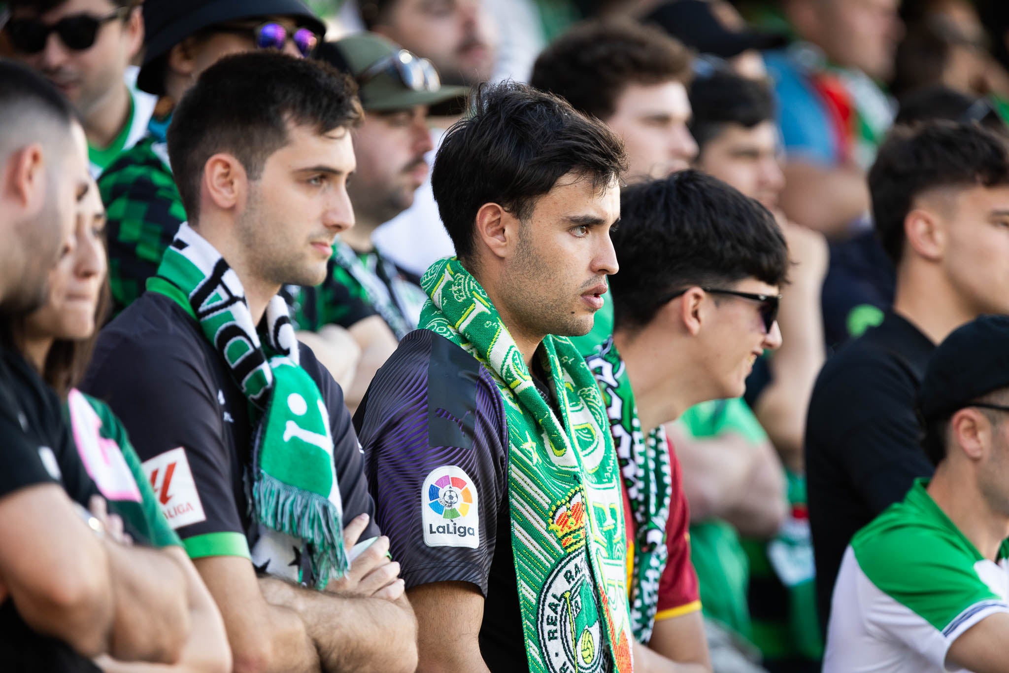 Los aficionados del Racing, con cara de preocupación viendo el rumbo del partido. 