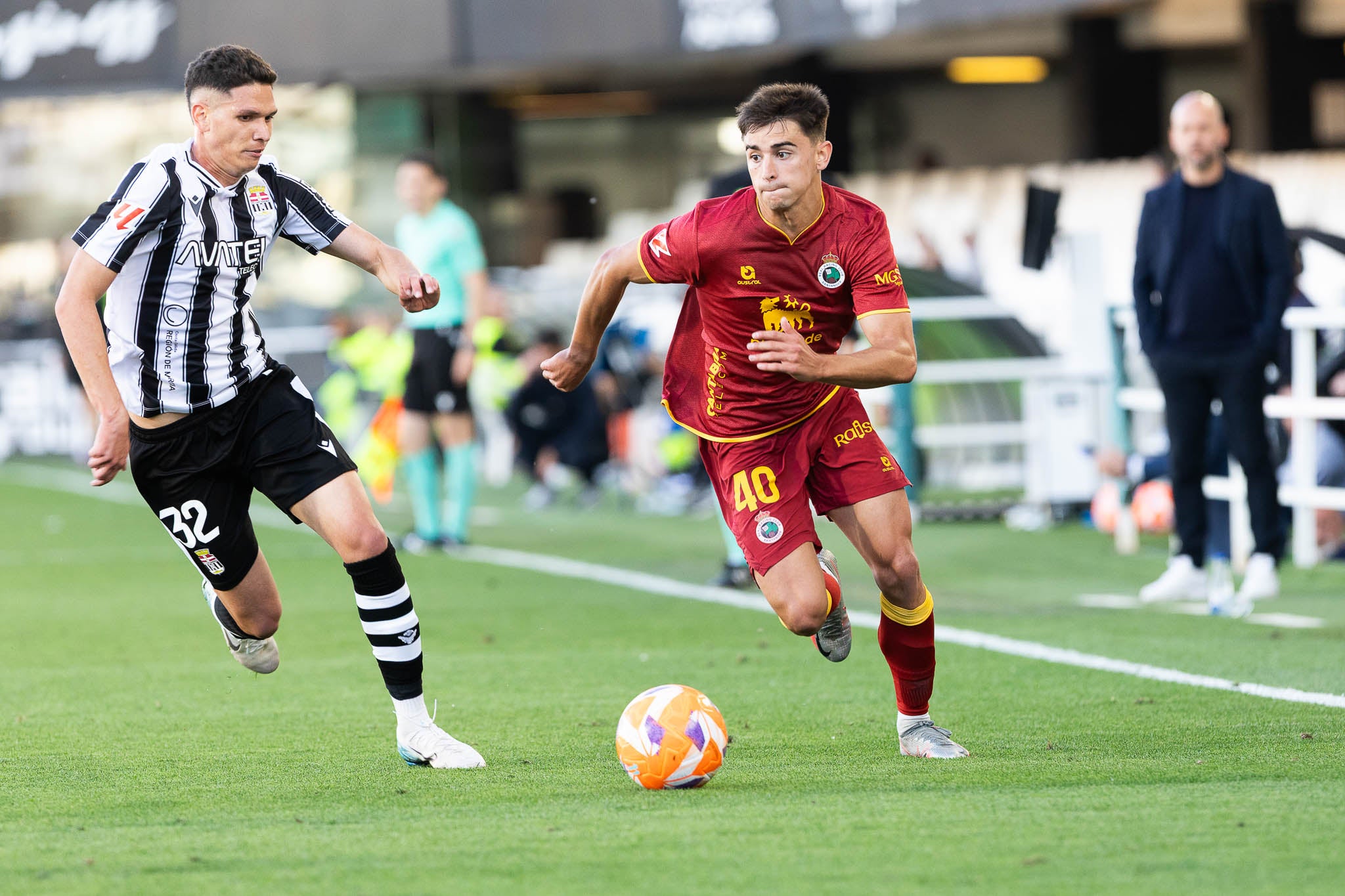 Mario García conduce la pelota perseguido por un jugador del Cartagena