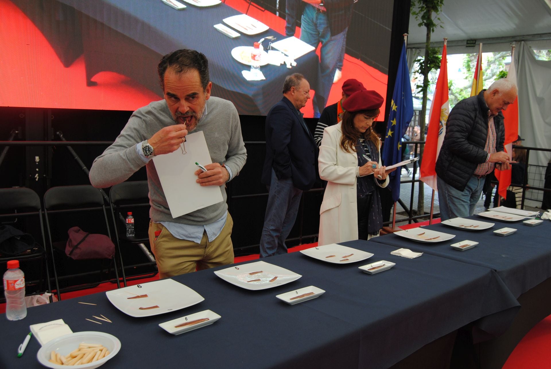El jurado de la cata-concurso valorando las anchoas que han pasado a la gran final. 