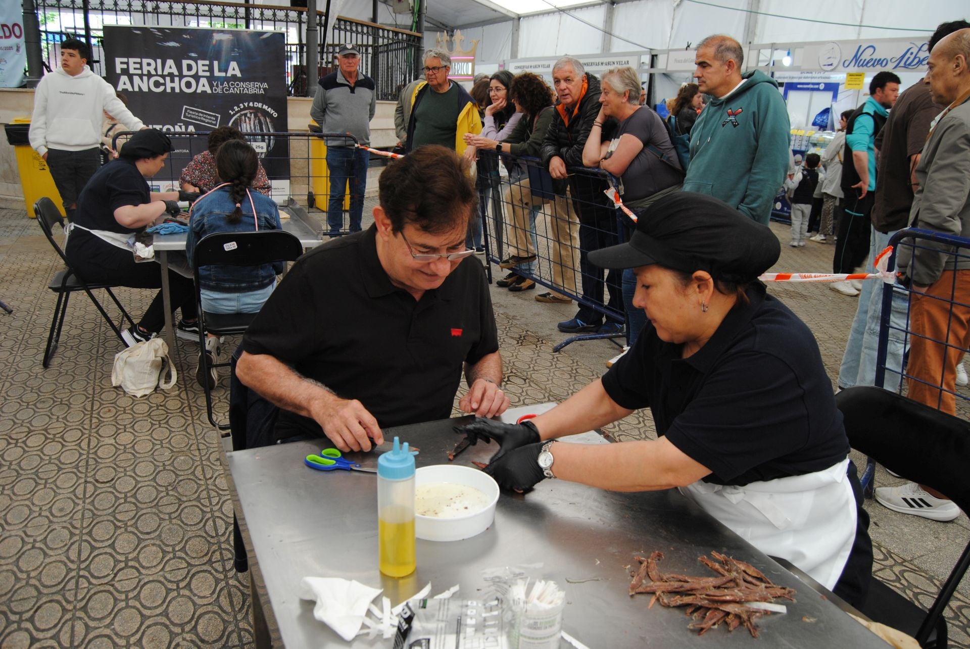 En esta última jornada de feria se han vuelto a celebrar talleres para aprender a elabora la anchoa. 