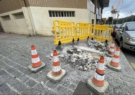 Una acera está siendo levantada para los trabajos de mejora de los hidrantes.