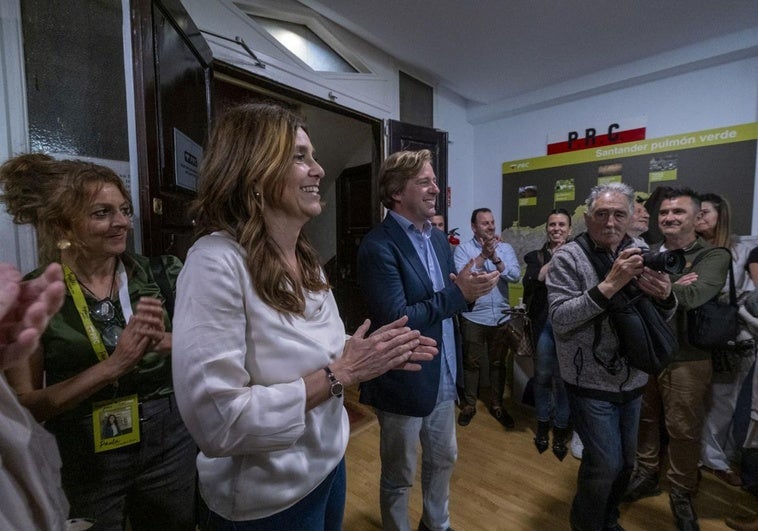 Paula Fernández y Pablo Diestro, hoy, en la sede del PRC tras conocer los resultados.