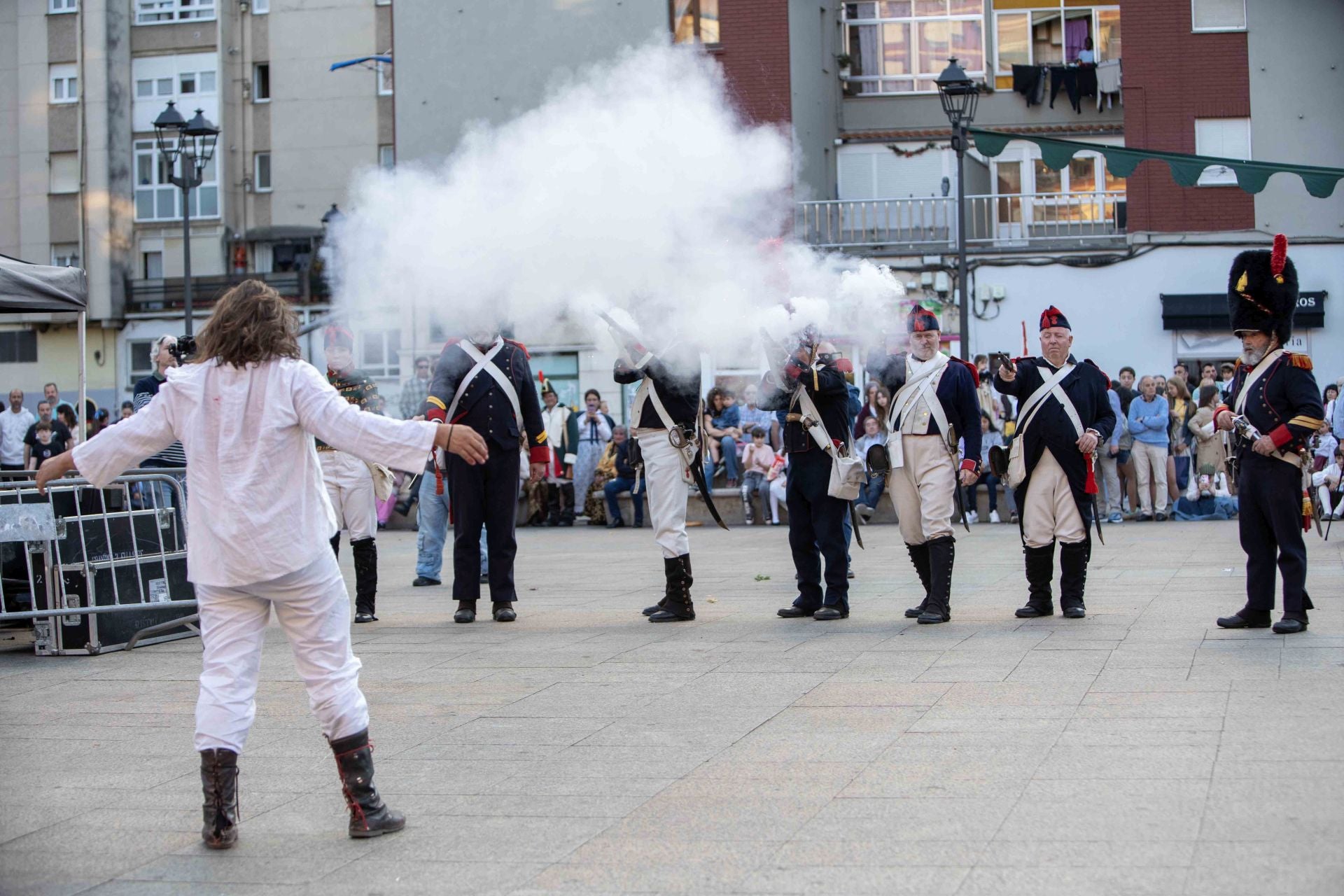 Un momento de los fusilamientos del Dos de Mayo en la plaza de la Constitución de Maliaño. 
