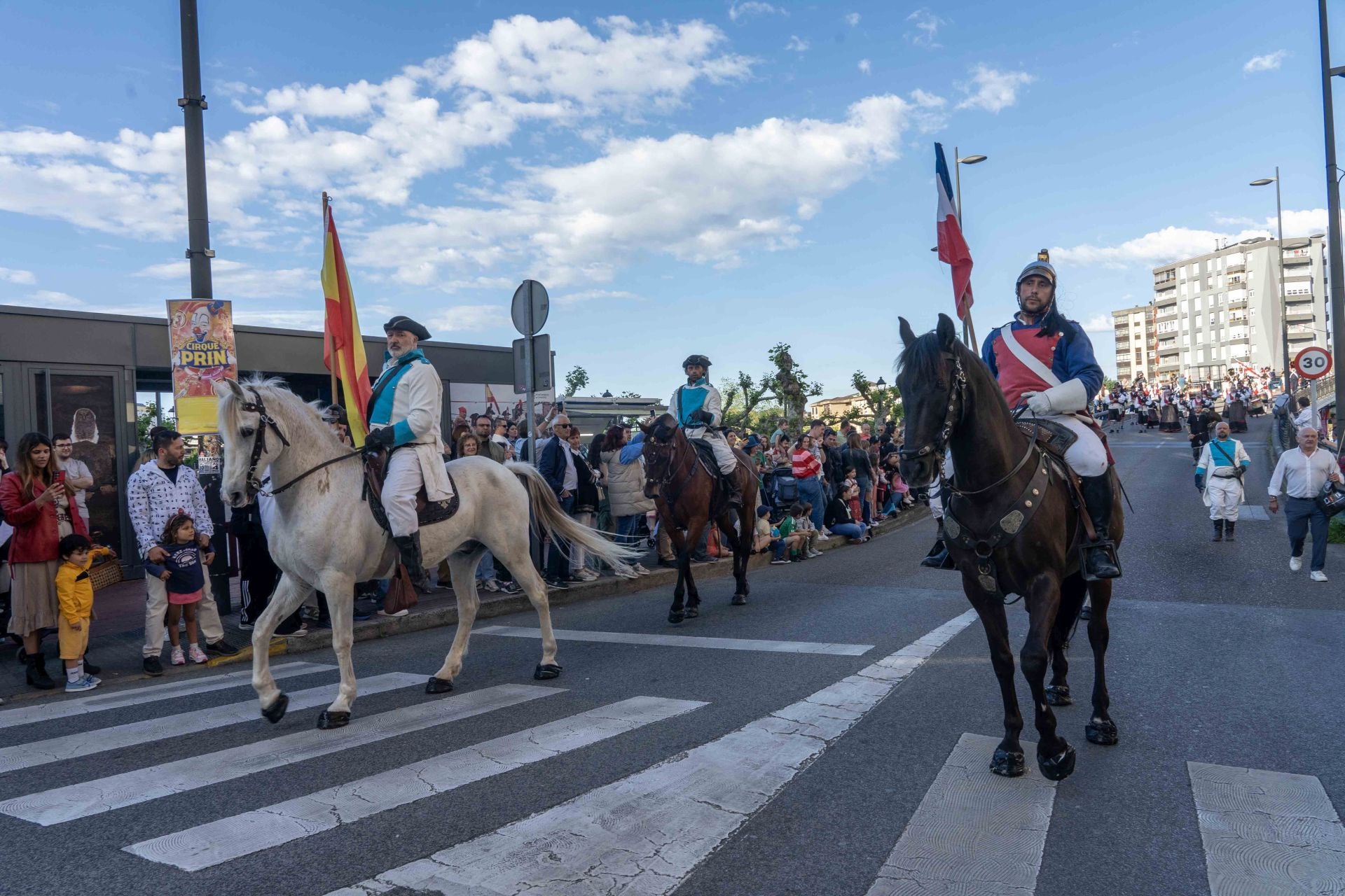 Este año el desfile partió desde el puente de Maliaño. 