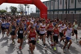 Los atletas de la media maratón y los seis kilómetros, tras la salida.