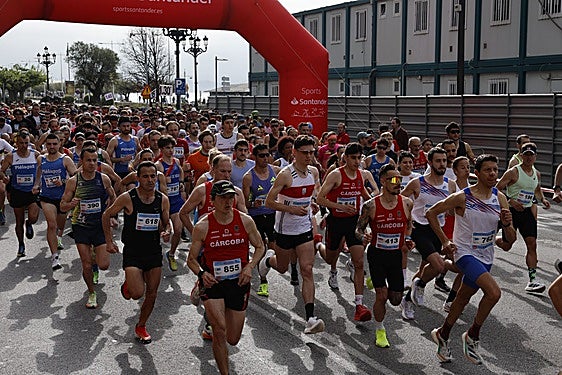Los atletas de la media maratón y los seis kilómetros, tras la salida.