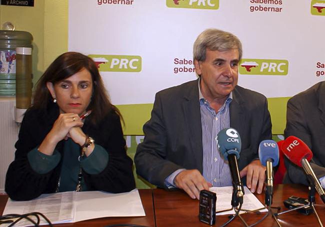 En una rueda de prensa junto al fallecido Rafael de la Sierra, junto a quien entró en la política autonómica, primero como asesora en el Parlamento y luego en el Gobierno.