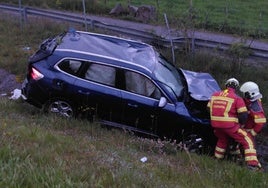 Estado del vehículo tras salirse de la autovía A67, a la altura de Campoo de Enmedio, y volcar.