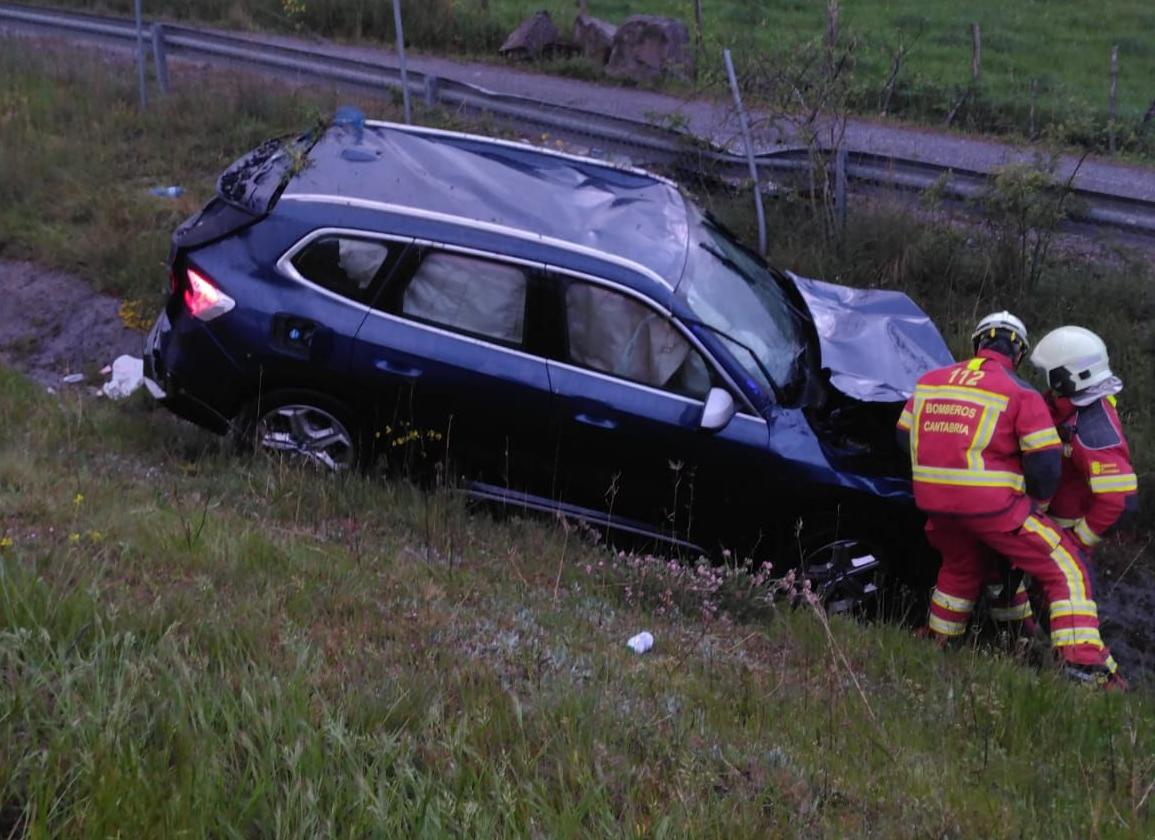 Dos heridos leves trasladados al hospital de Tres Mares por el vuelco de su vehículo en Campoo de Enmedio