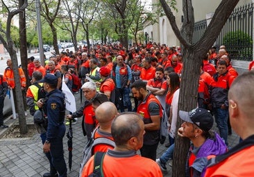 170 trabajadores de la planta de Reocín protestan frente a la embajada japonesa