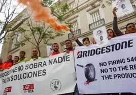 Trabajadores de Bridgestone, ante la embajada de Japón en Madrid
