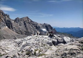 El 13 de agosto de 1961 se inauguró en Picos de Europa un refugio situado a 2.325 metros utilizando en su construcción la cúpula metálica de la batería antiaérea del portaaviones estadounidense 'USS Palau' y se le dio nombre de mujer, 'Verónica'.