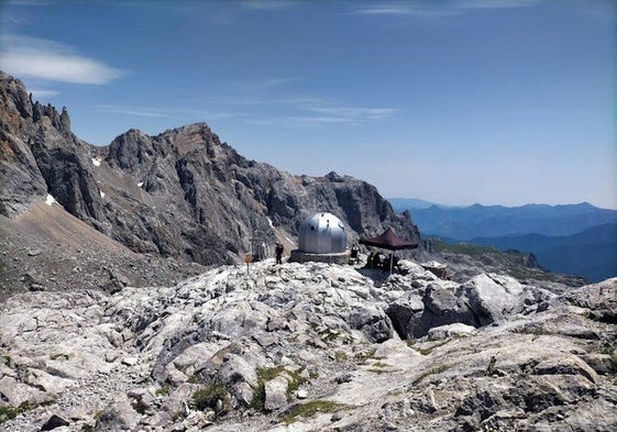 El 13 de agosto de 1961 se inauguró en Picos de Europa un refugio situado a 2.325 metros utilizando en su construcción la cúpula metálica de la batería antiaérea del portaaviones estadounidense 'USS Palau' y se le dio nombre de mujer, 'Verónica'.