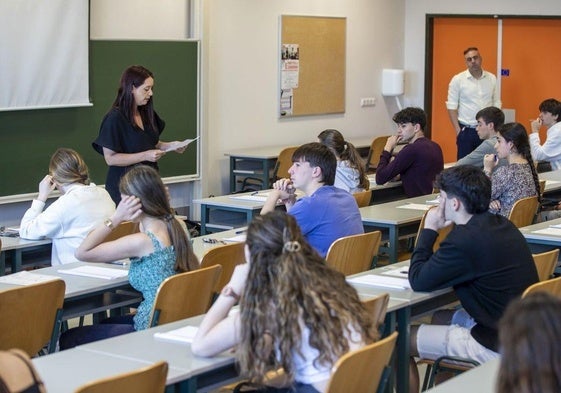 Una profesora lee las instrucciones para realizar las pruebas de la EBAU en Cantabria